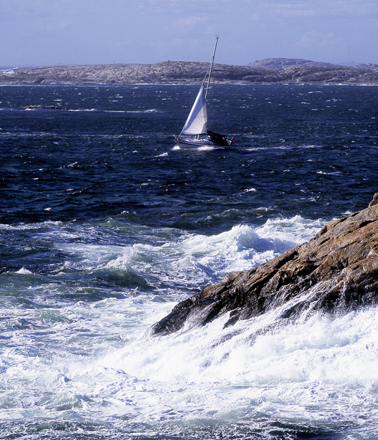 Islandsbergs klippor o segelbåt